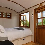 Luxury, Rural Shepherds Hut With Hot Tub Nr Bath Chalet *