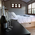 Chalet Luxury, Rural Shepherds Hut With Hot Tub Nr Bath *
