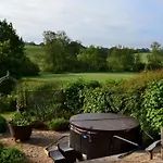Luxury, Rural Shepherds Hut With Hot Tub Nr Bath Chalet
