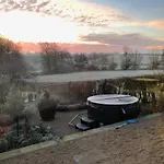 Chalet Luxury, Rural Shepherds Hut With Hot Tub Nr Bath