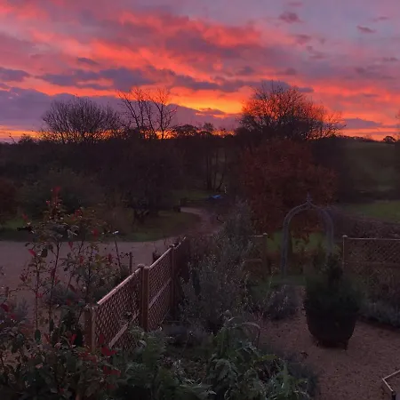 Luxury, Rural Shepherds Hut With Hot Tub Nr Bath Chalet
