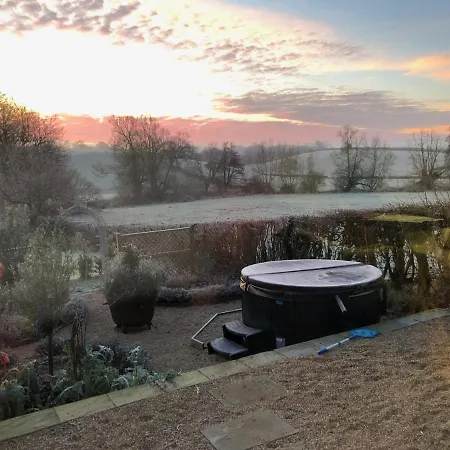 Alpehytte Luxury, Rural Shepherds Hut With Hot Tub Nr Bath
