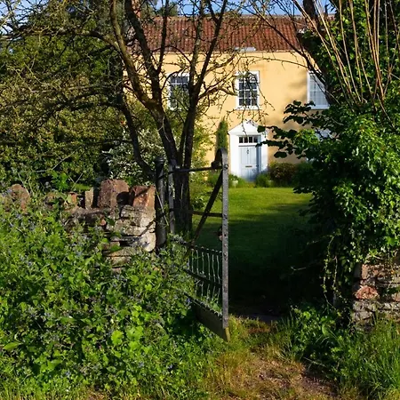 Luxury, Rural Shepherds Hut With Hot Tub Nr Bath Bristol