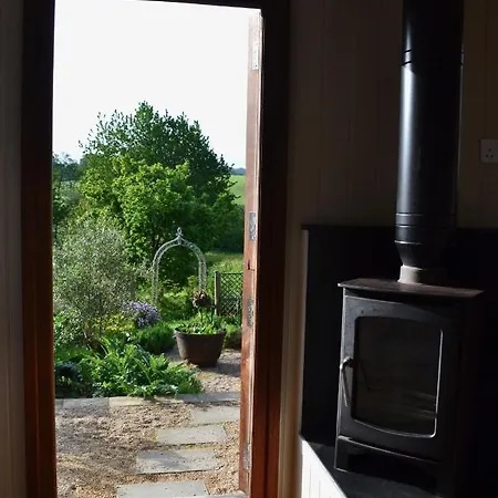 Dağ evi Luxury, Rural Shepherds Hut With Hot Tub Nr Bath Bristol