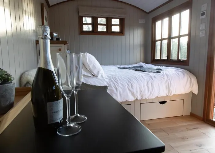Alpstuga Luxury, Rural Shepherds Hut With Hot Tub Nr Bath *