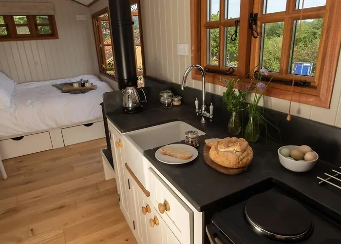 Luxury, Rural Shepherds Hut With Hot Tub Nr Bath