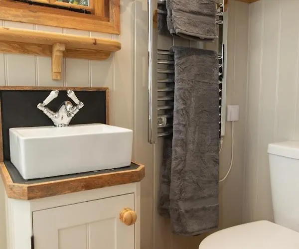 Luxury, Rural Shepherds Hut With Hot Tub Nr Bath *