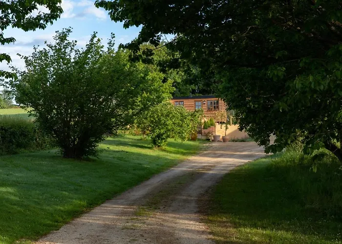Luxury, Rural Shepherds Hut With Hot Tub Nr Bath Bristol