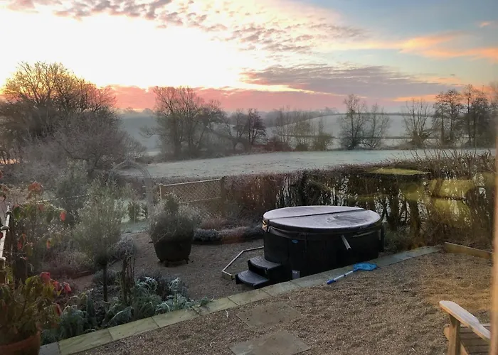 Alpstuga Luxury, Rural Shepherds Hut With Hot Tub Nr Bath