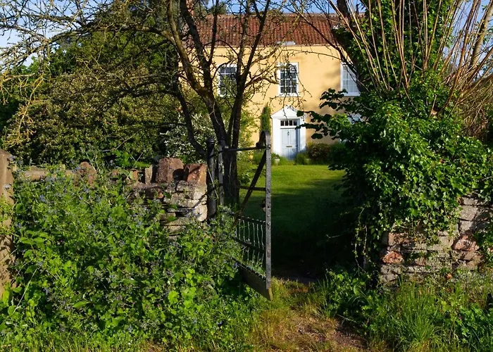 Luxury, Rural Shepherds Hut With Hot Tub Nr Bath Bristol