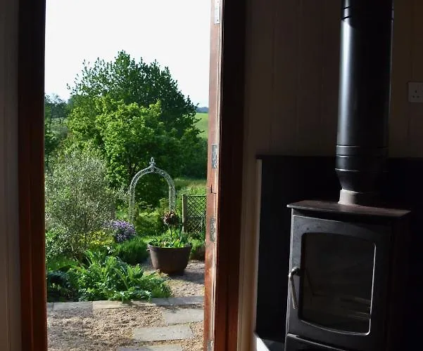 Alpstuga Luxury, Rural Shepherds Hut With Hot Tub Nr Bath Bristol