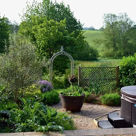 Luxury, Rural Shepherds Hut With Hot Tub Nr Bath * Bristol