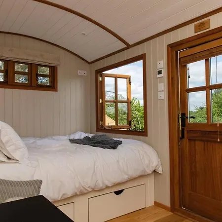 Luxury, Rural Shepherds Hut With Hot Tub Nr Bath Chalet *