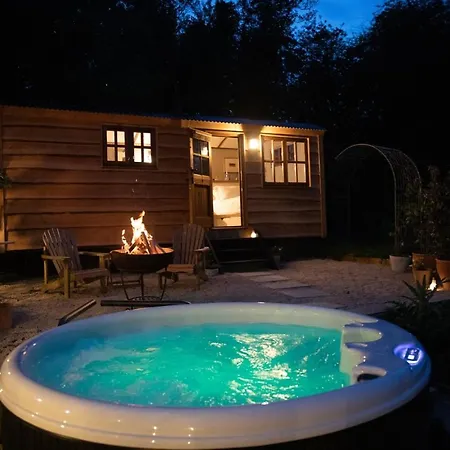 Chalet Luxury, Rural Shepherds Hut With Hot Tub Nr Bath Bristol