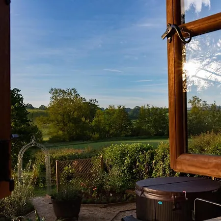 Luxury, Rural Shepherds Hut With Hot Tub Nr Bath Chalet *