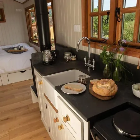 Luxury, Rural Shepherds Hut With Hot Tub Nr Bath