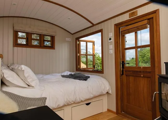 Luxury, Rural Shepherds Hut With Hot Tub Nr Bath 木屋 *