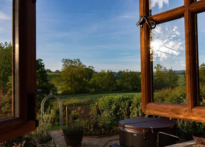 Luxury, Rural Shepherds Hut With Hot Tub Nr Bath 木屋 *